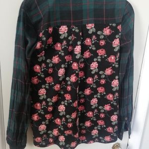 Plaid shirt good conditions with rose patterns and details